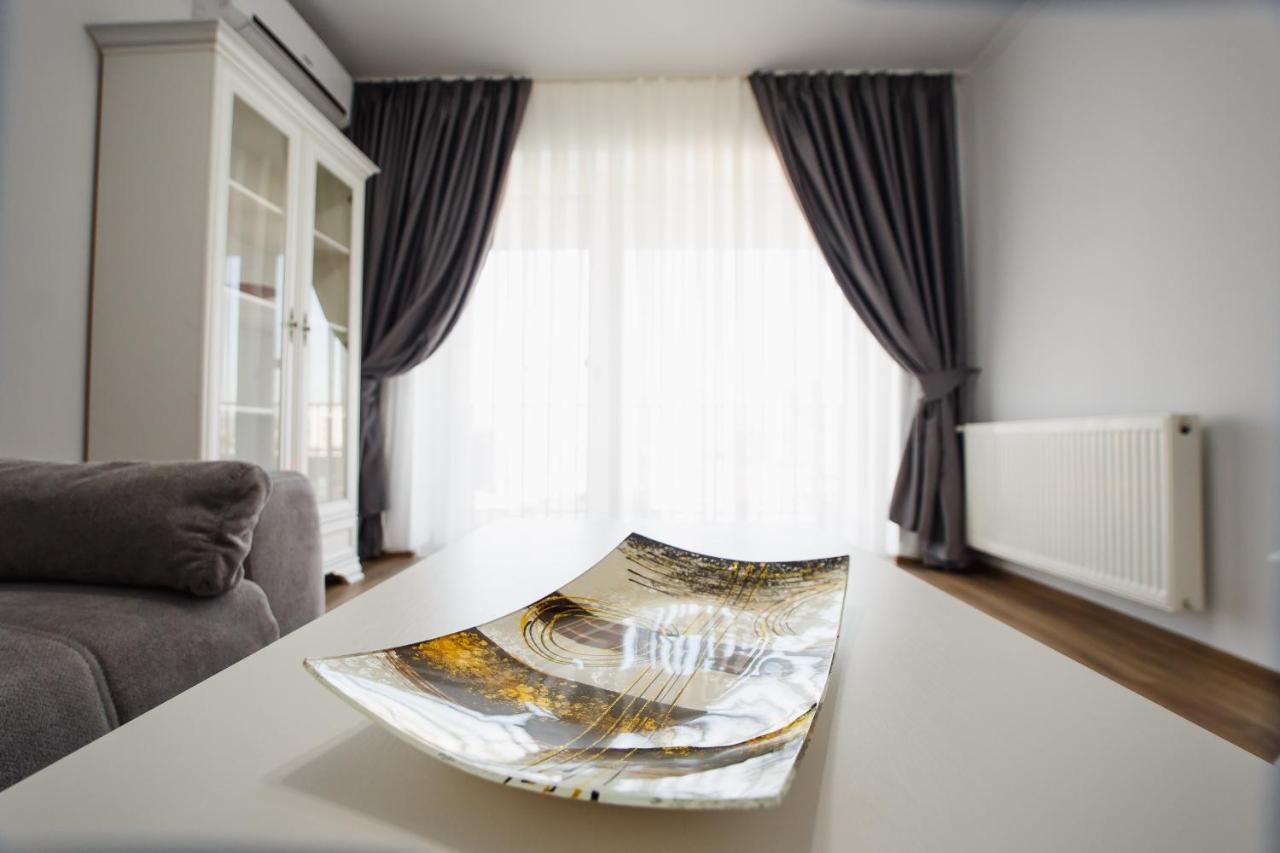 Bright & Elegant Central Apartment Oradea Exterior foto
